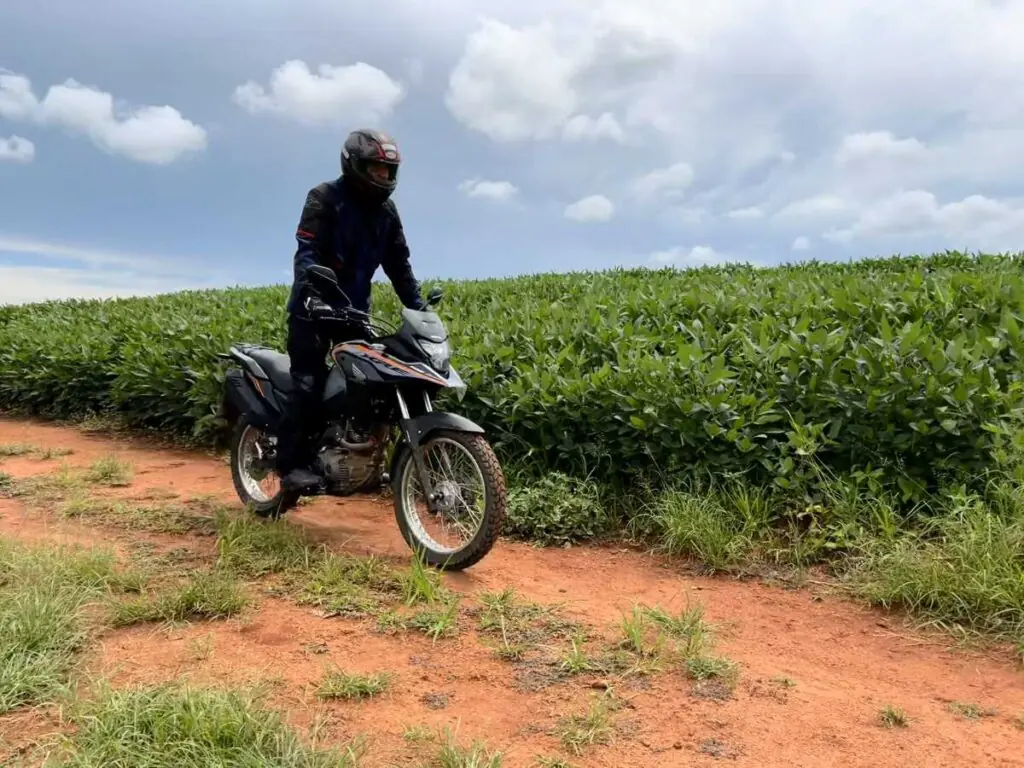 imagem piloto em ação na terra com a Honda XRE 190