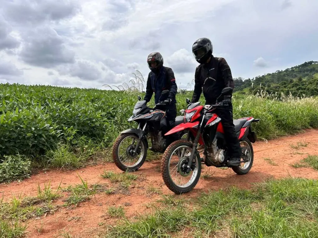 imagem dois pilotos em ação na terra com as Honda Bros 160 e XRE 190