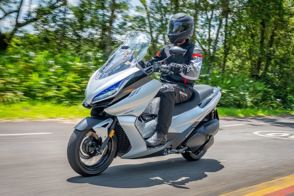 Scooter Zontes 350E na cor branca em ação 