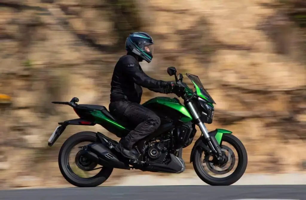 imagem lateral com piloto na bajaj dominar 400