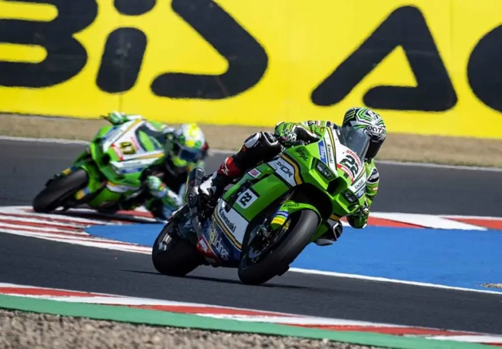 imagem com piloto em ação com a Ninja ZX-10R do WSBK