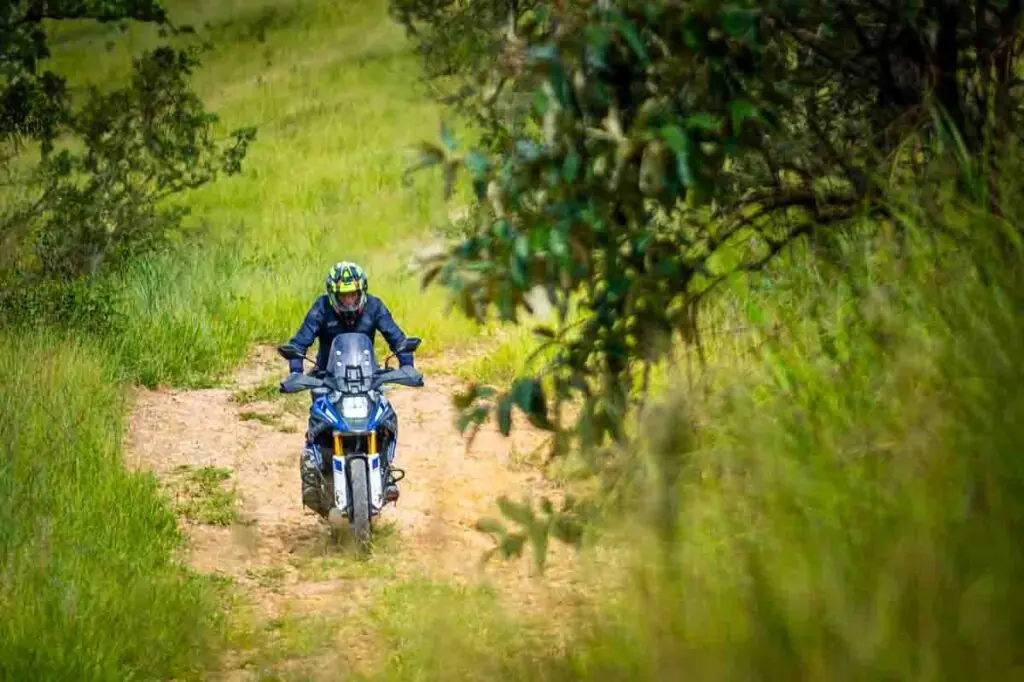 imagem do piloto na trilha com a Suzuki V-Strom 1050 XT 2025
