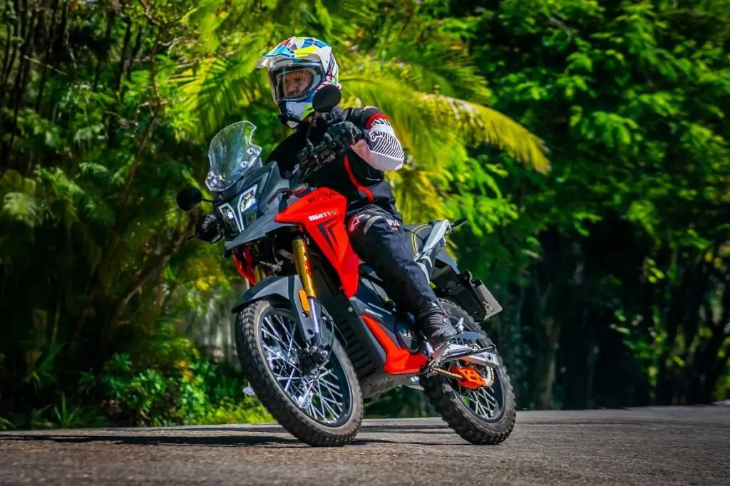 imagem piloto em ação com a Watts W-Trail