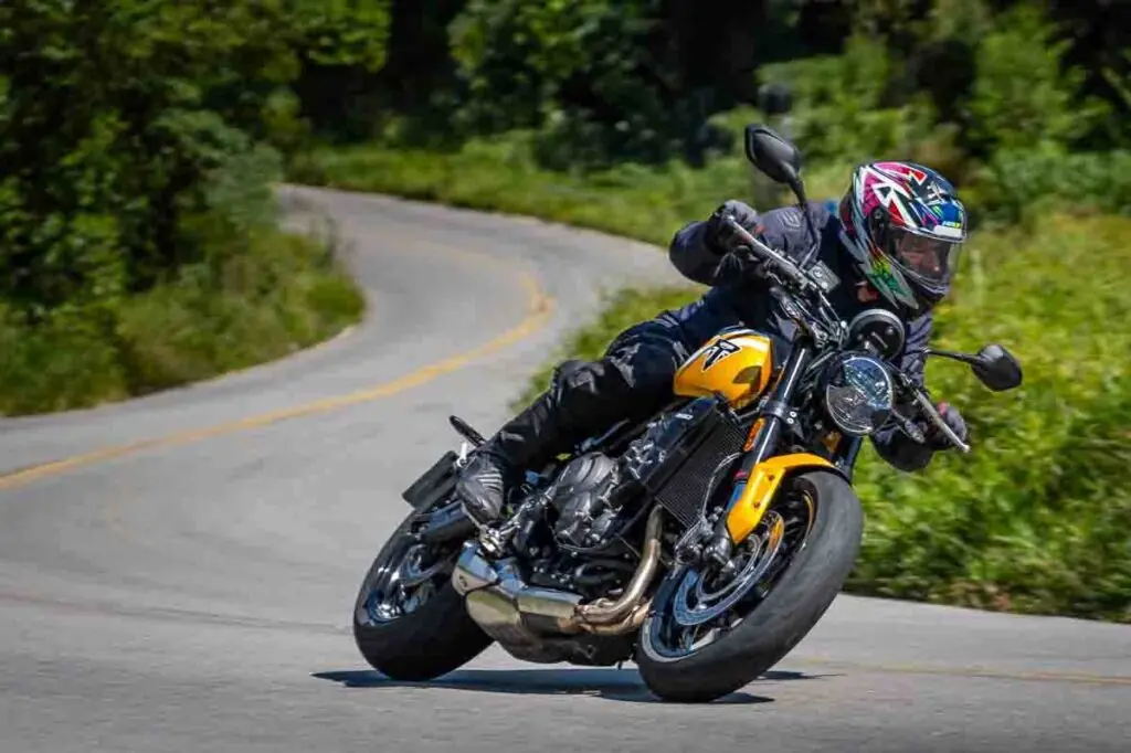 imagem do piloto em ação com a Triumph Trident 660 2025