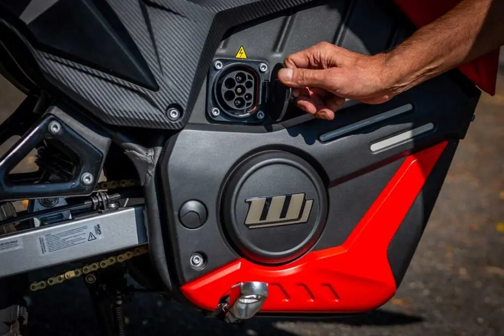 imagem da tomada de recarga da Watts W-Trail