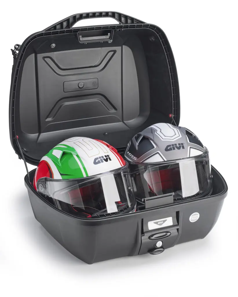Cabem até dois capacetes no baú para motos da Givi
