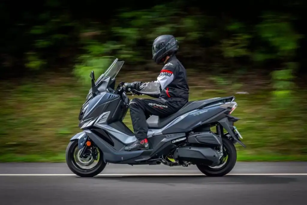 imagem lateral dafra cruisym 300