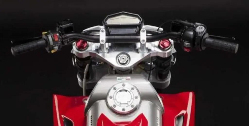 imagem painel Caterham Brutus 750