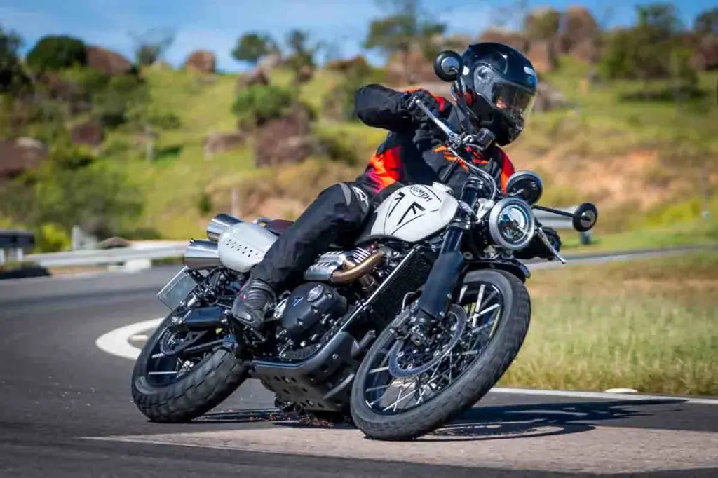 imagem piloto em ação com a Triumph Scrambler 1200 X 2025