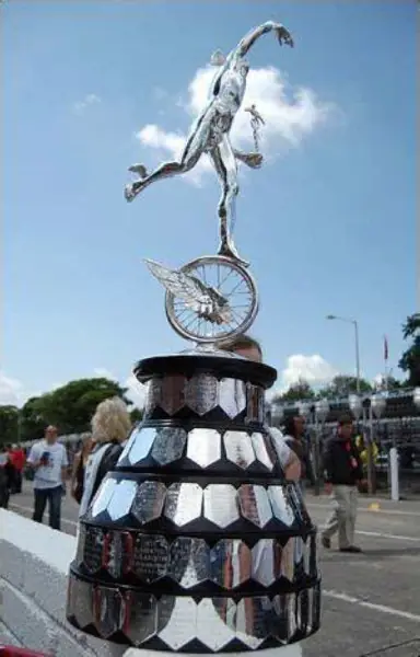 imagem do troféu do tt da ilha de man
