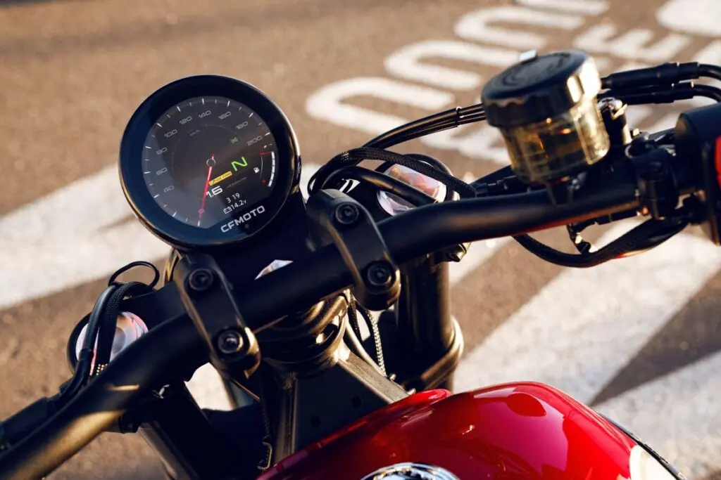 painel redondo e estilo minimalista