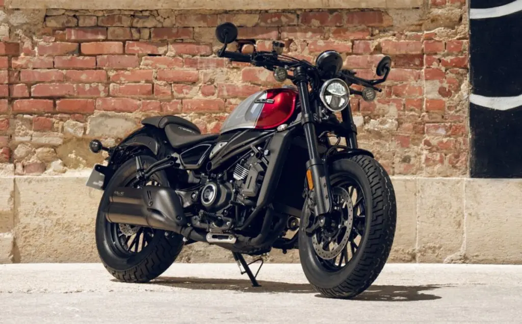 custom tem visual clássico e motor bicilíndrico de 450 cm³