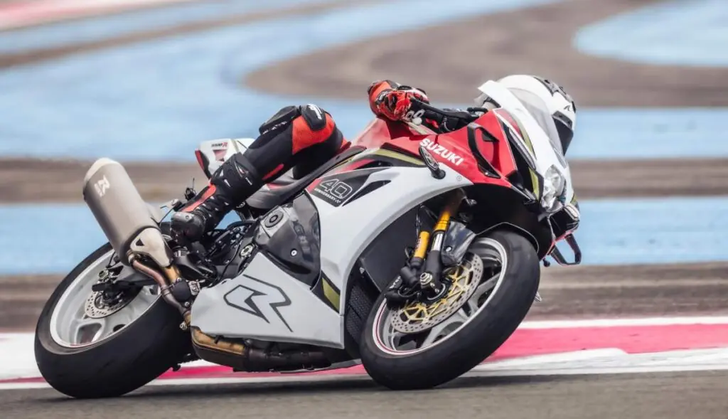 imagem do piloto em açção em curva com a nova Suzuki GSX-R1000R 2026 branca
