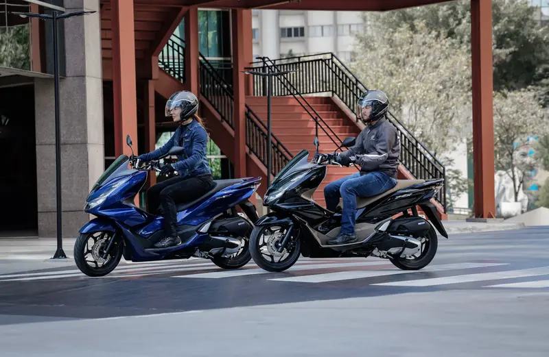 Honda PCX ABS (azul) e ABS DLX (preto) em ação pelas ruas de São Paulo