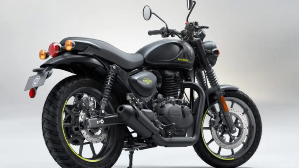 Visão traseira da nova Royal Enfield Hunter 350 estreia pintura grafite com detalhes em amarelo limão