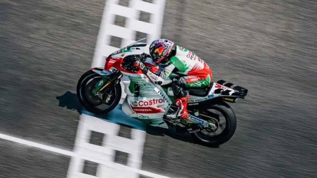 Johann Zarco, piloto da equipe LCR Castrol Honda, cruzando a linha de chegada em etapa da MotoGP