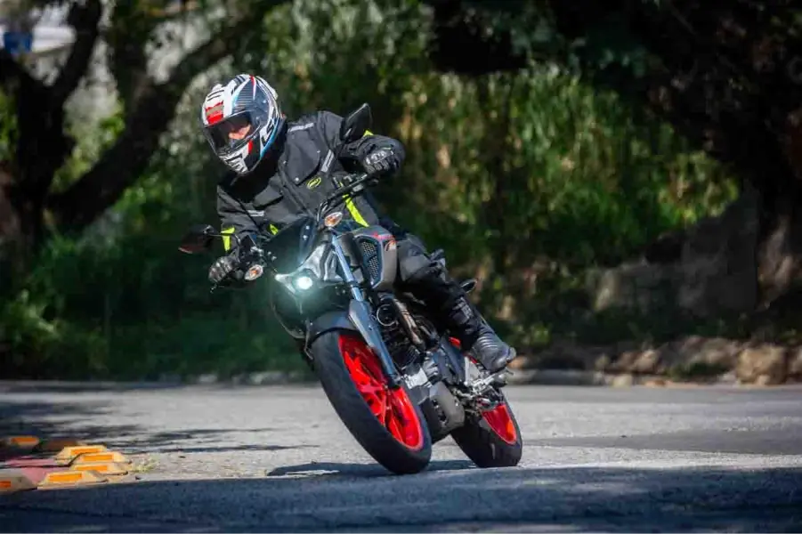 imagem do piloto em curva com a Fazer FZ15