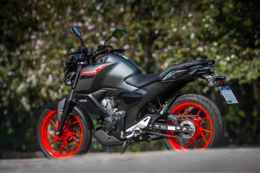 imagem lateral traseira da yamaha FZ15