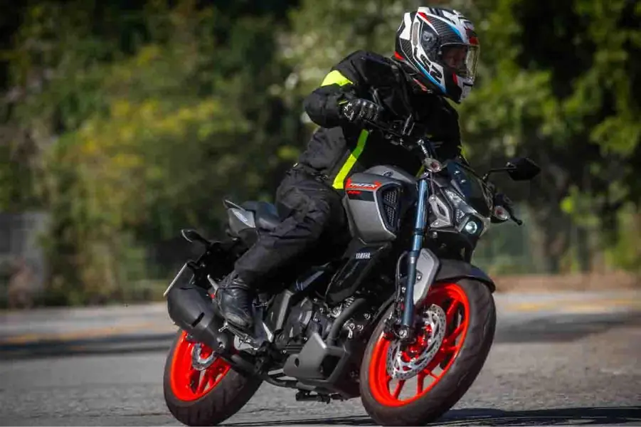 imagem do piloto em ação com a Fazer FZ15