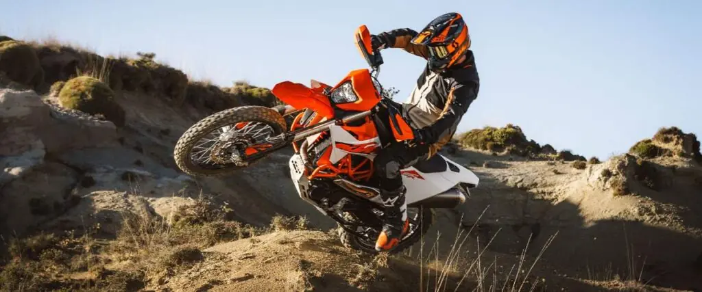 imagem da KTM 690 Enduro R 2026 em ação
