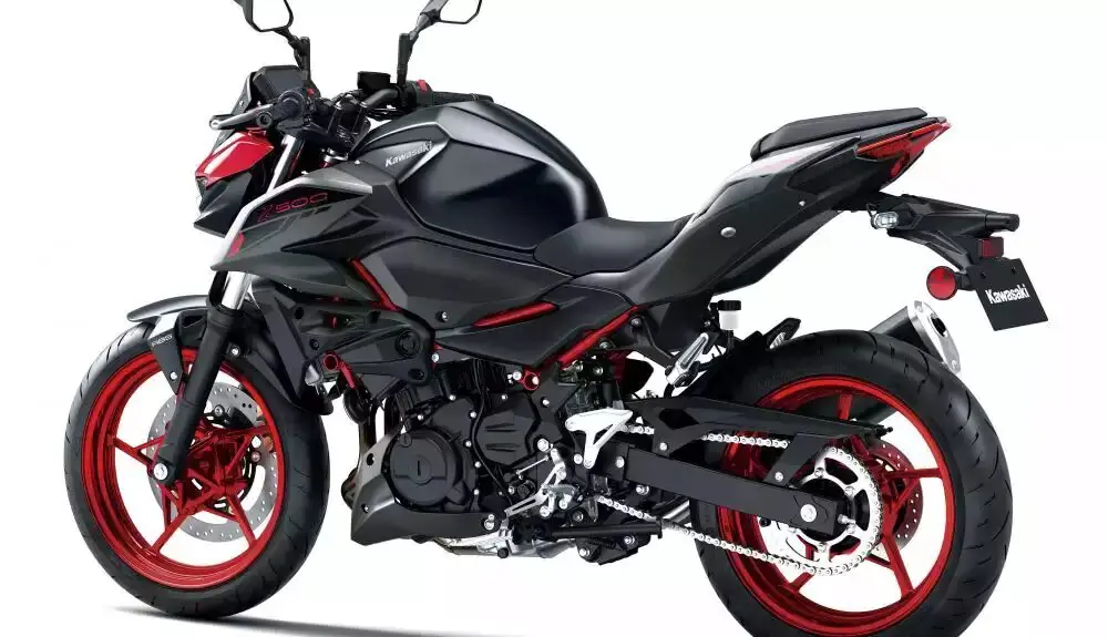 imagem traseira da kawasaki z500 2025