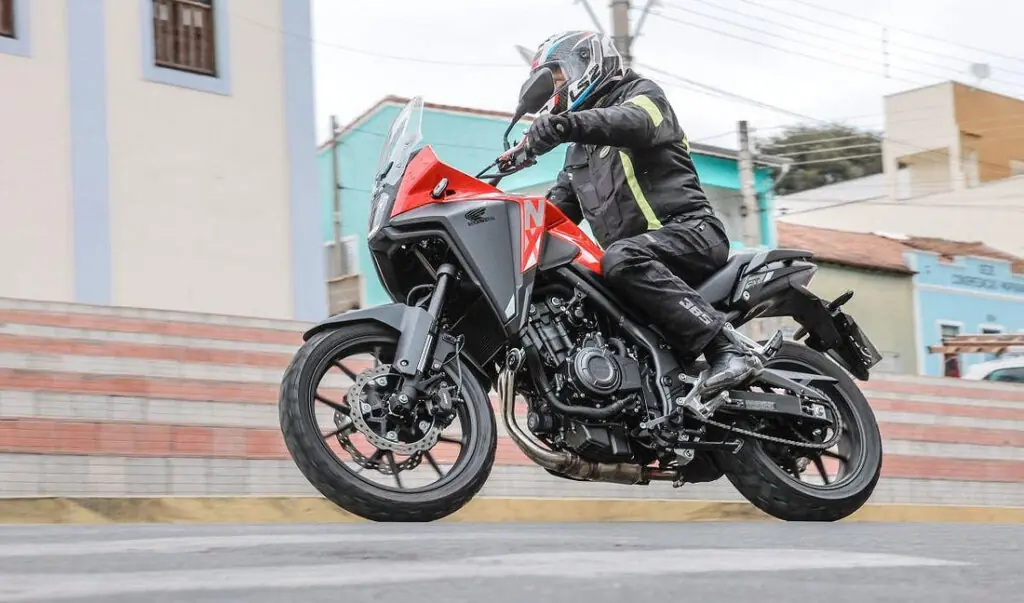 imagem piloto em curva com a nx 500 2025