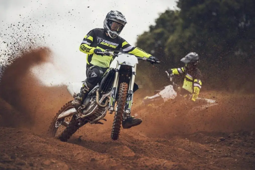 imagem do piloto em ação com a Triumph TF 450-X 2026