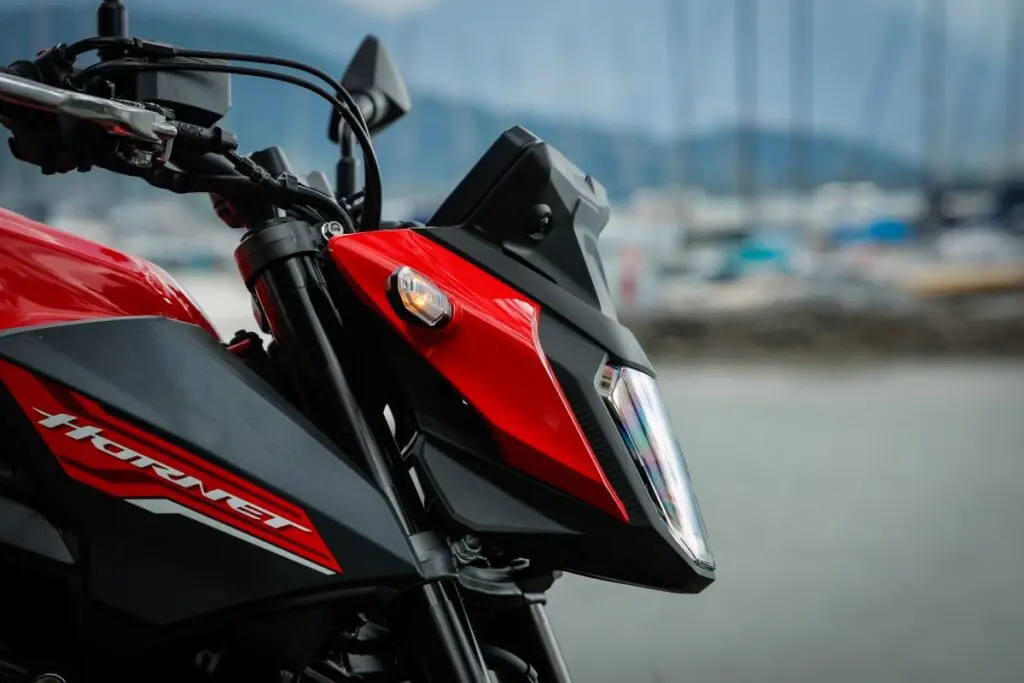 imagem do farol led da nova honda cb 500 hornet 2025 vermelha