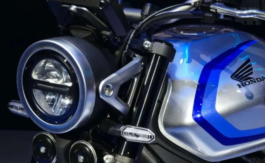 imagem do farol led da nova honda cb 500 super four 2026