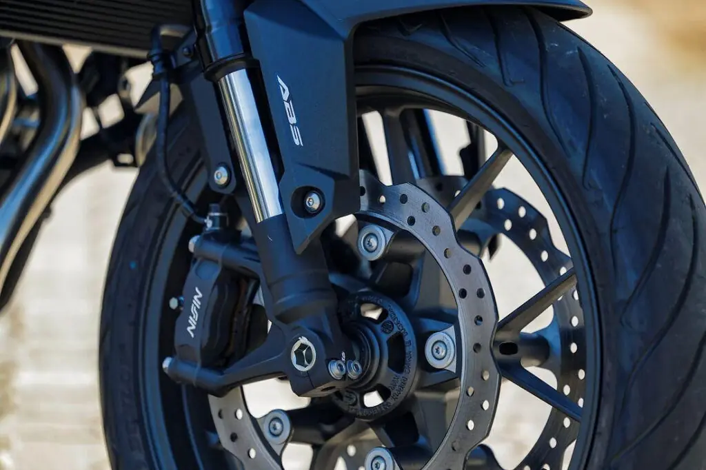 imagem da roda dianteira da hornet 500