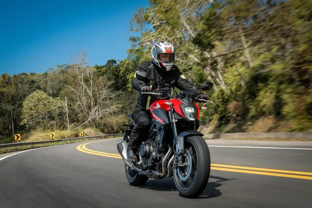 imagem piloto em ação com a nova honda cb 500 hornet 2025