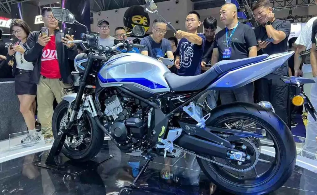 imagem lateral traseira da nova honda cb 500 super four 2026 que foi apresentada na cimamotor na china