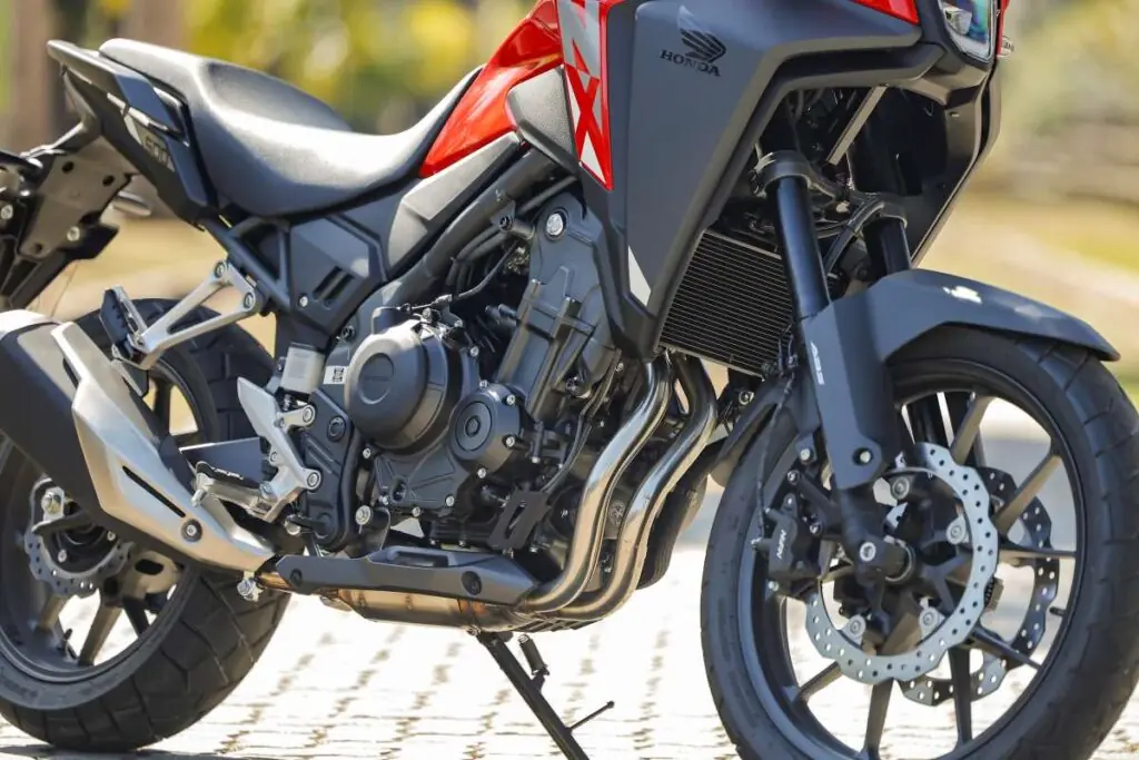 imagem do motor da honda nx 500 2025 vermelha
