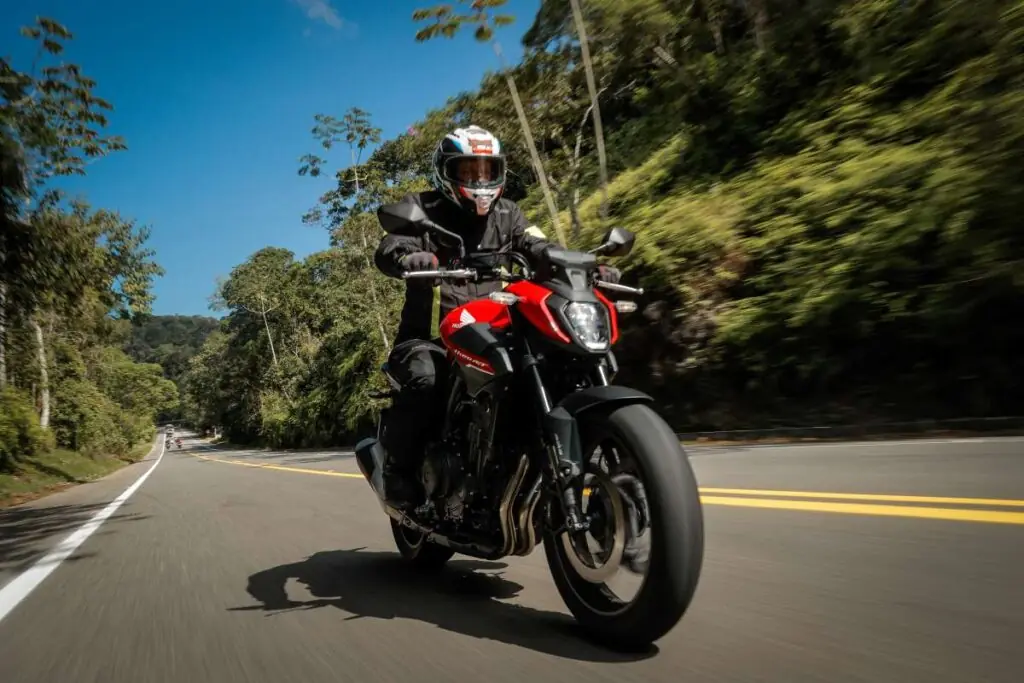 imagem da cb 500 hornet na estrada