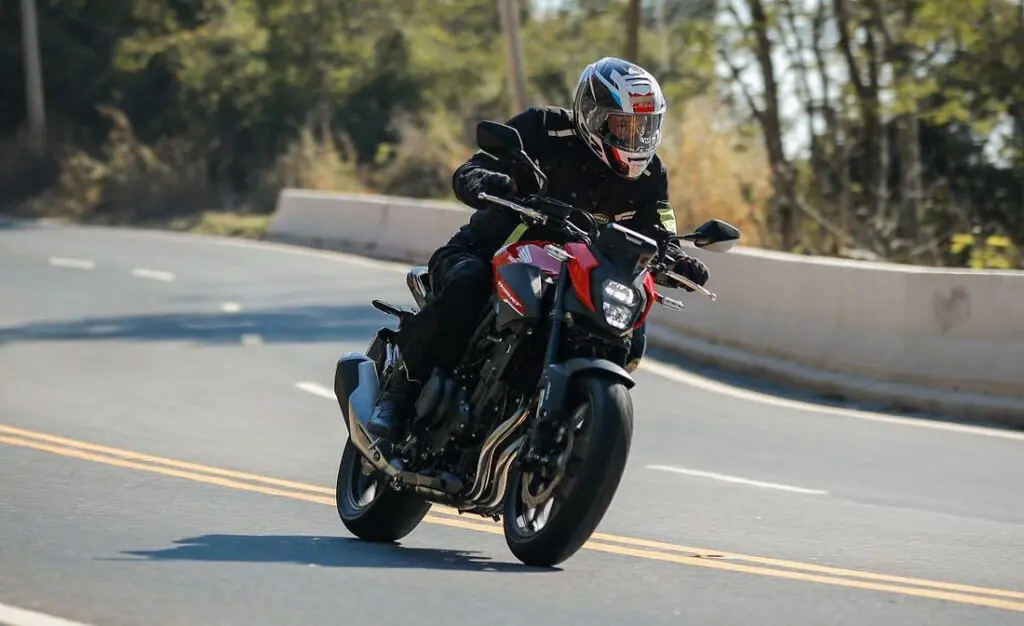 imagem do piloto em curva com a nova hornet 500