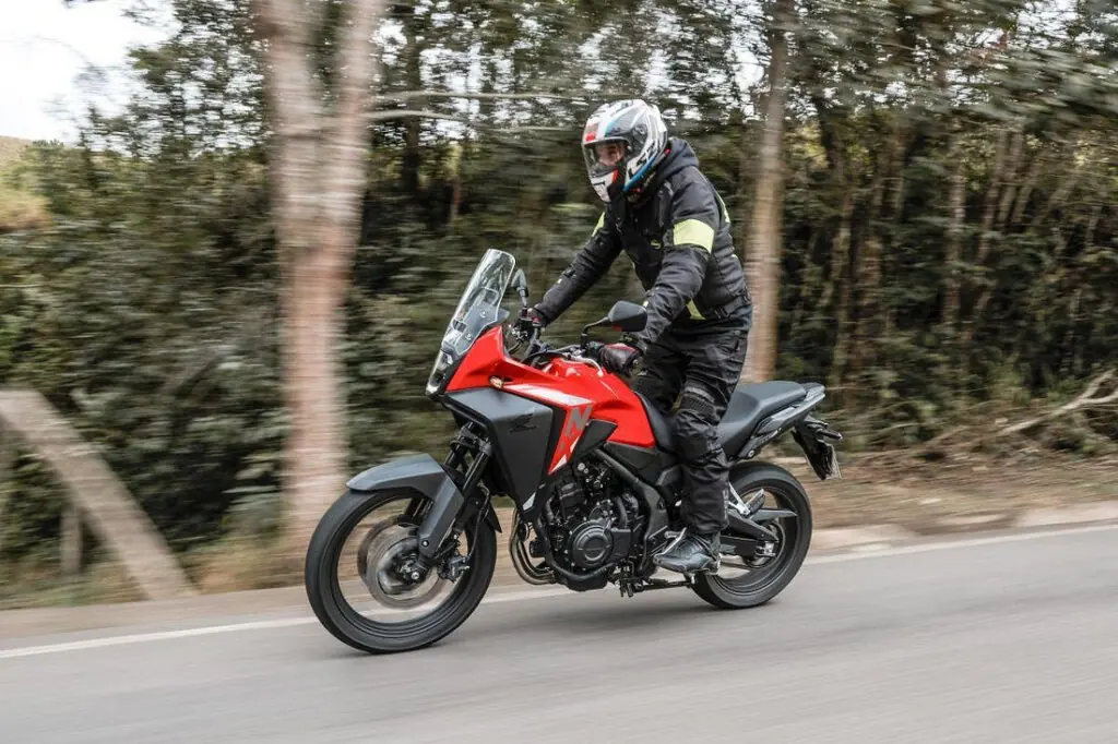 imagem do piloto em pé na nova nx 500