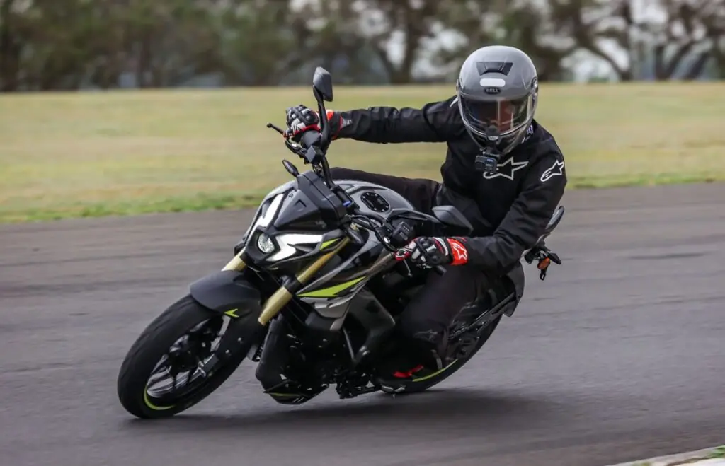 Bajaj Dominar NS400Z em ação