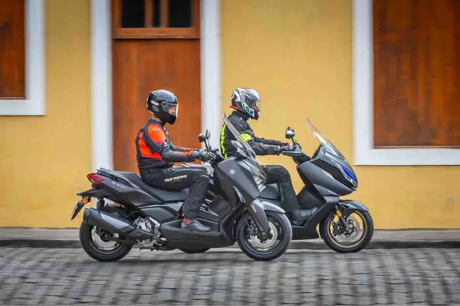 imagem dos scooter médios Yamaha XMAX 300 e Zontes 350 E