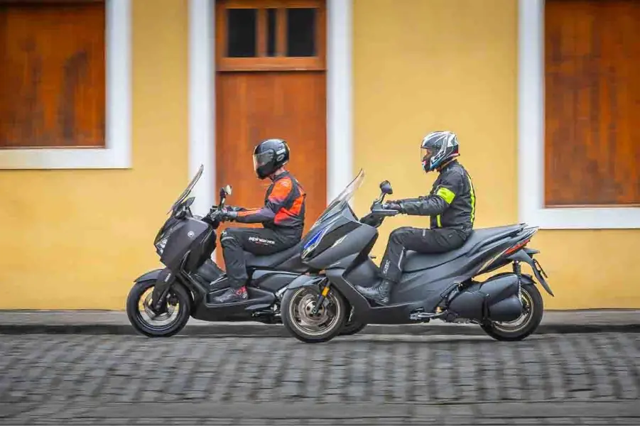 imagem dos scooter Yamaha XMAX 300 e Zontes 350 E