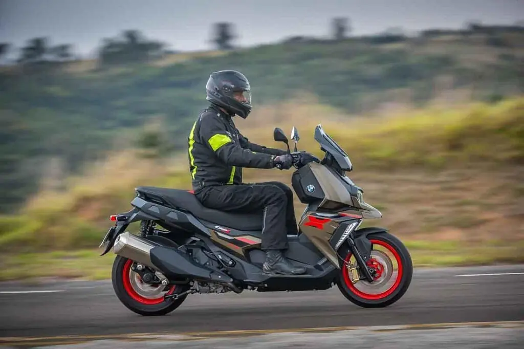imagem lateral do scooter bmw 400 x