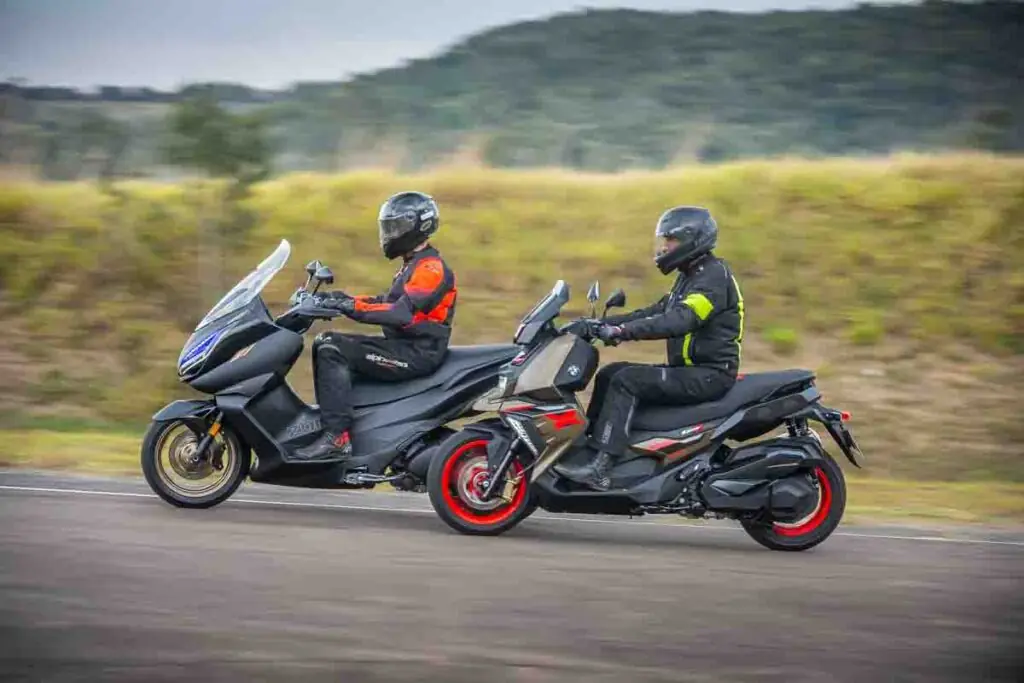 imagem lateral dos scooter bmw c 400 x e zontes 350 e