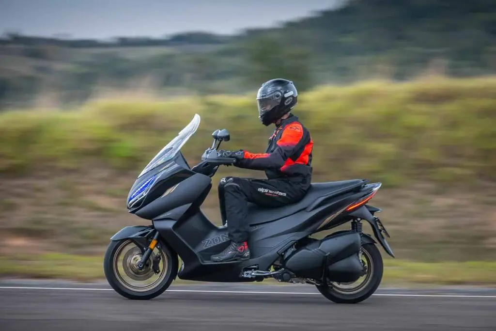 imagem lateral do scooter zontes 350 e