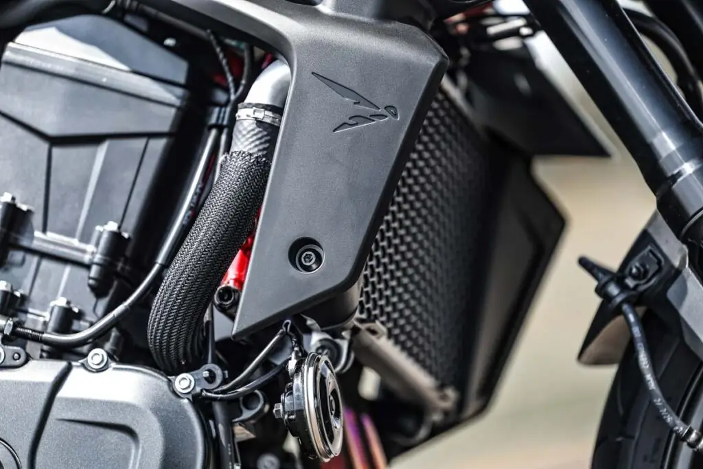 imagem da aba leteral da hornet 750