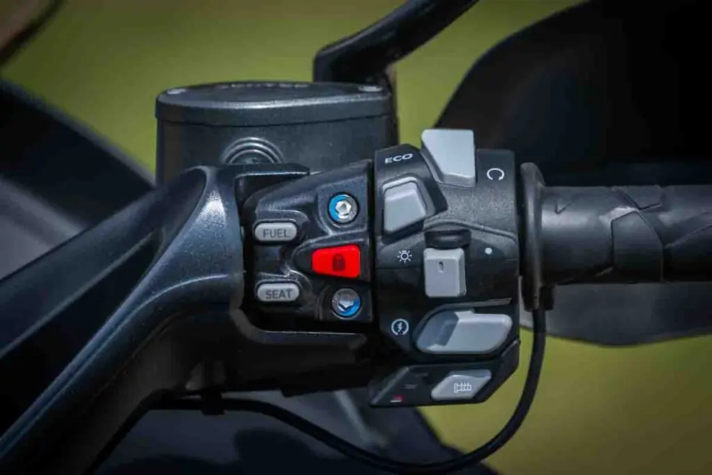 imagem dos comandos eletrônicos do zontes 350 e