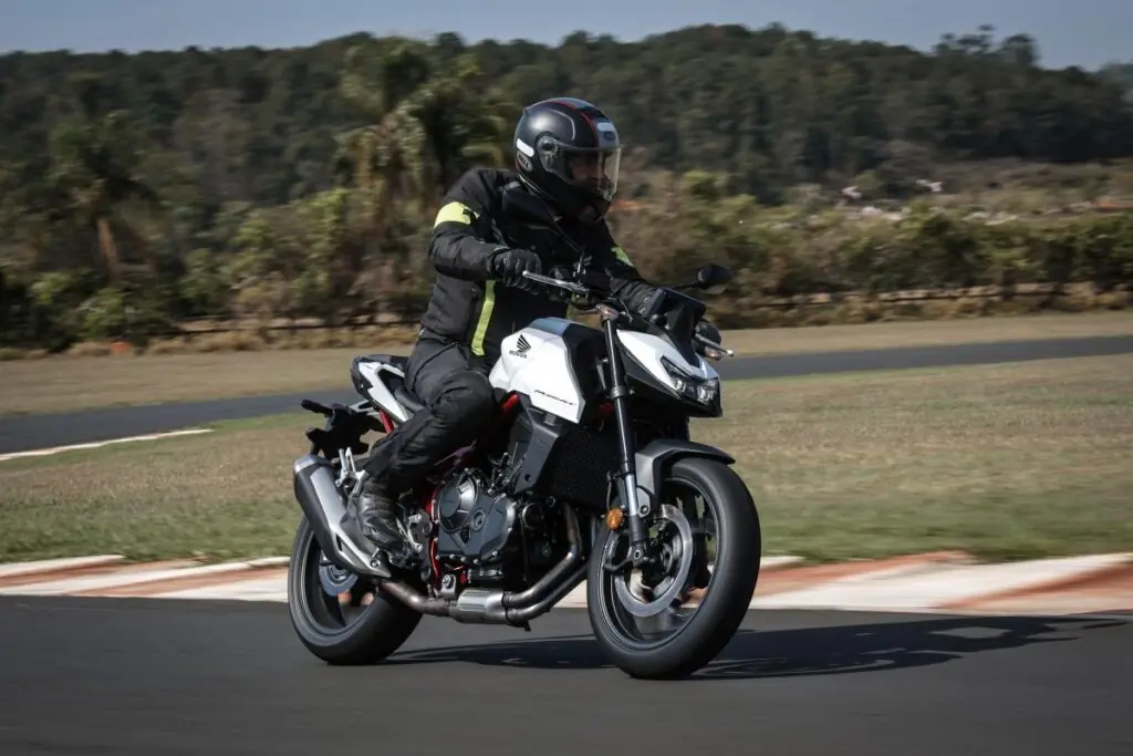 imagem lateral piloto com a honda cb750 hornet 2026