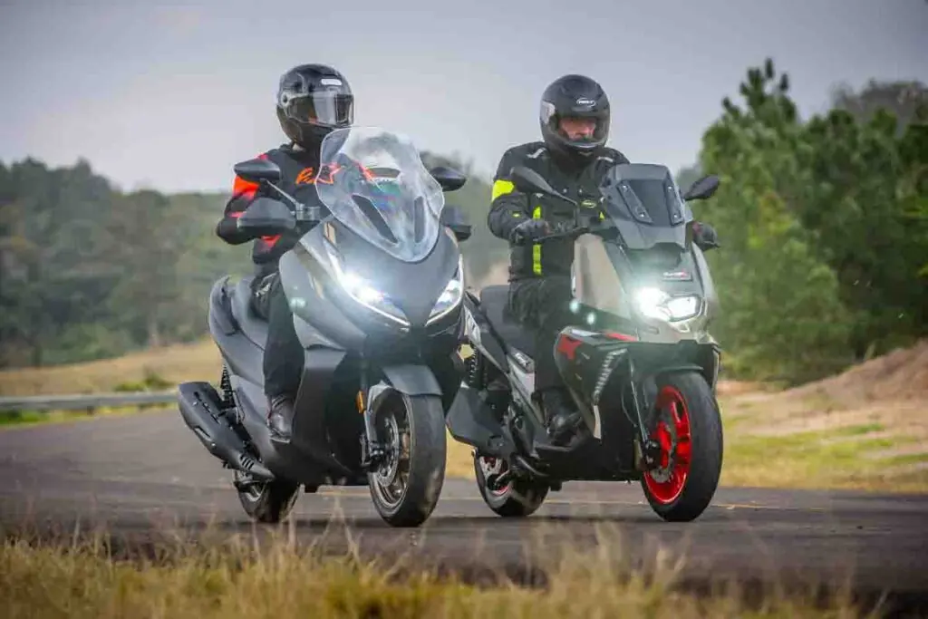 imagem frontal dos scooter bmw c 400 x e zontes 350 e