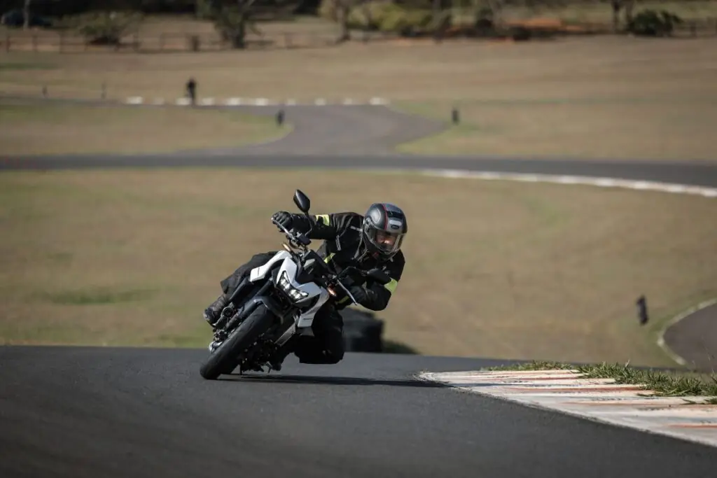 imagem piloto em curva com a cb750 hornet 2026