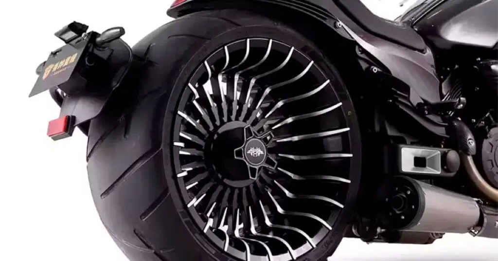 imagem do pneu traseiro de 310 mm da moto custom chinesa Marshal Timberwolf 800