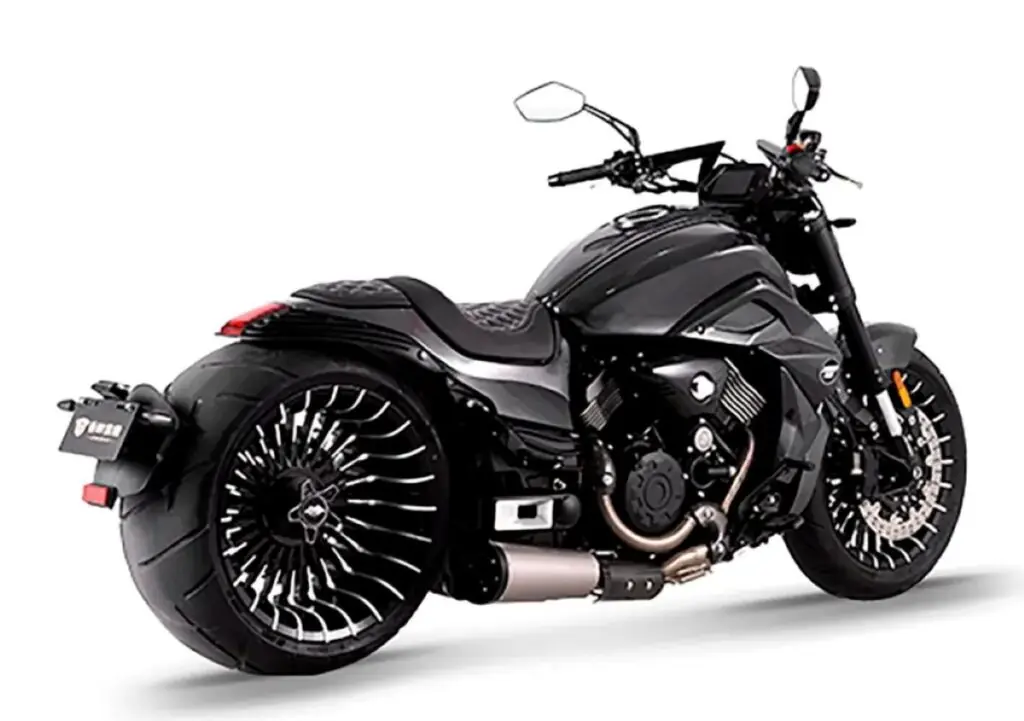 imagem traseira da moto custom chinesa Marshal Timberwolf 800