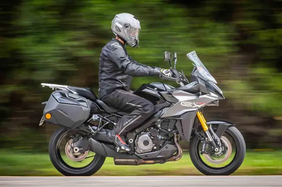 imagem lateral do piloto com a GSX-S1000 GX